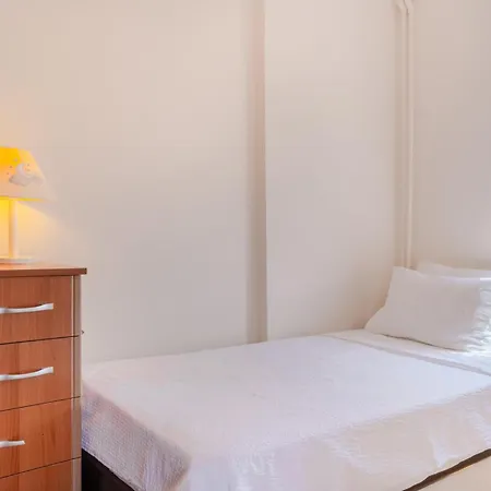 Spacious With Garden 3 Min To *