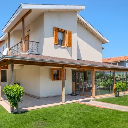 Villa Spacious With Garden 3 Min To Beach