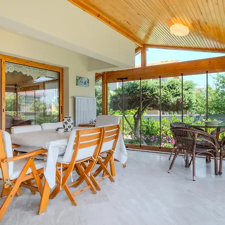 Spacious With Garden 3 Min To Beach Villa Cesme