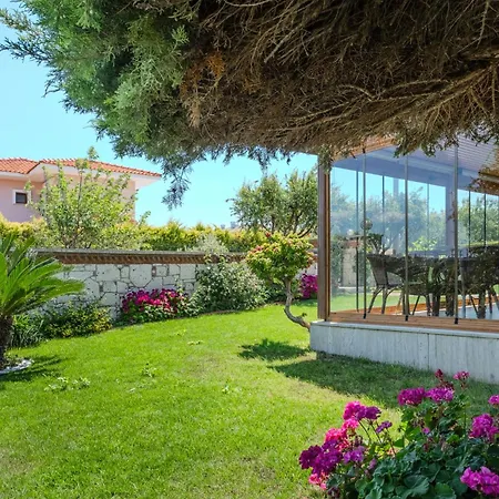 Spacious With Garden 3 Min To Beach Villa Cesme